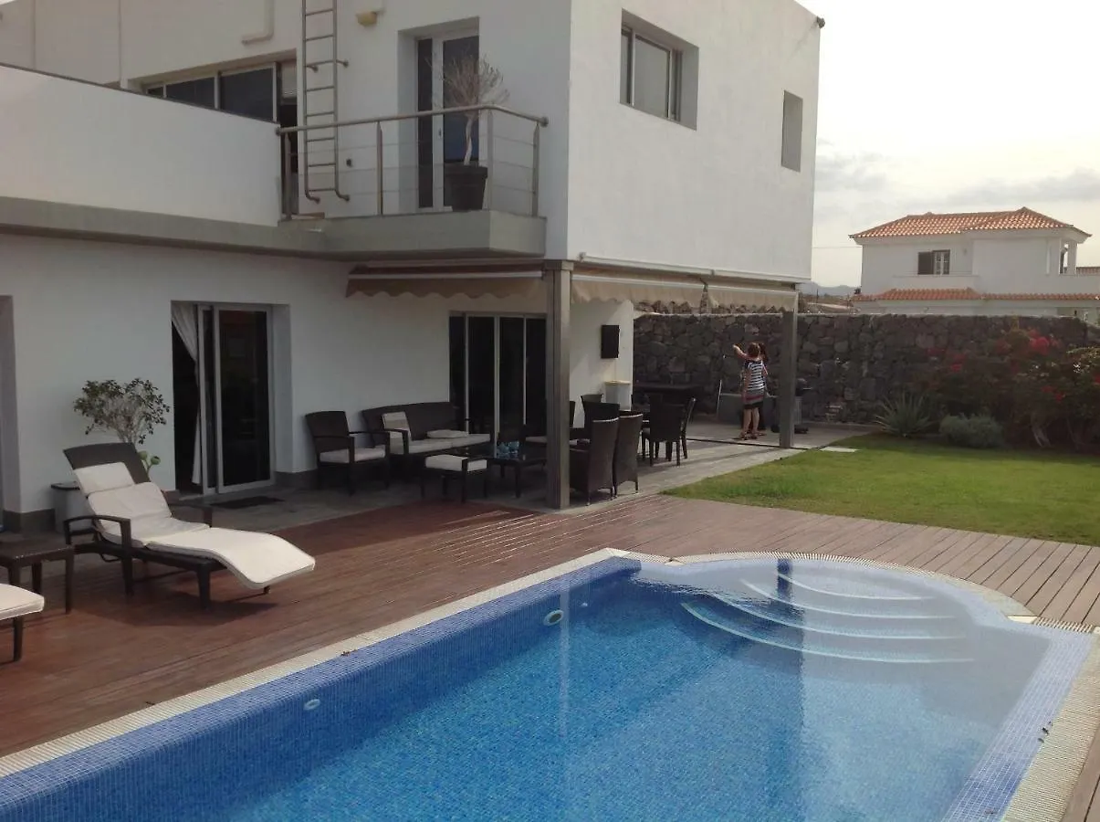 Petit Paradis - A Little Bit Of Heaven Callao Salvaje